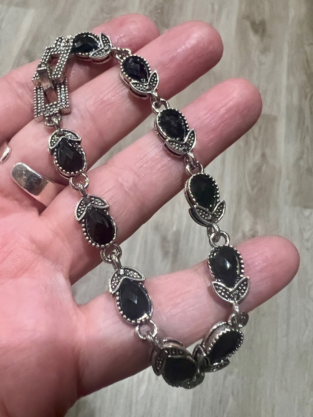 Silver-tone with simulated Black Onyx Link Bracelet
Size 7